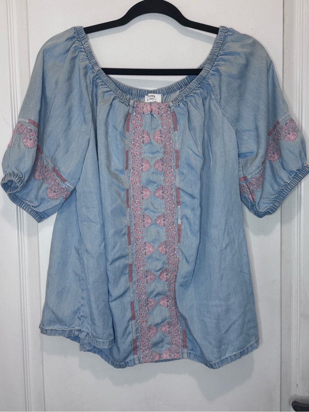 Crown & Ivy Embroidered Chambray Boho Top Size Medium